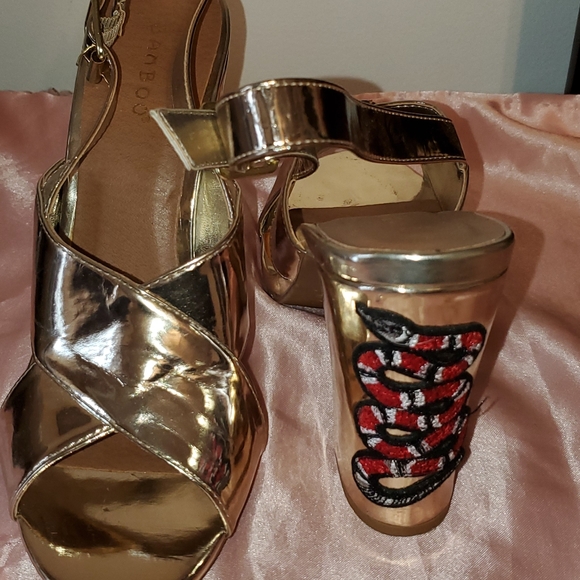 Metallic gold heel with snake heel - Picture 2 of 5